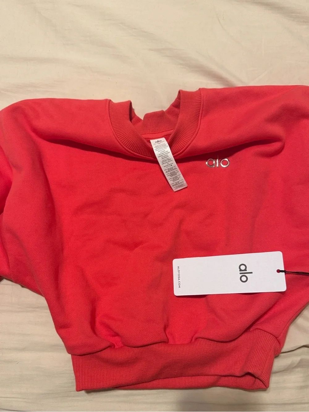 AUTHENTIC🍓 Alo Yoga Cropped Accolade Crewneck - Candy Red 🍓